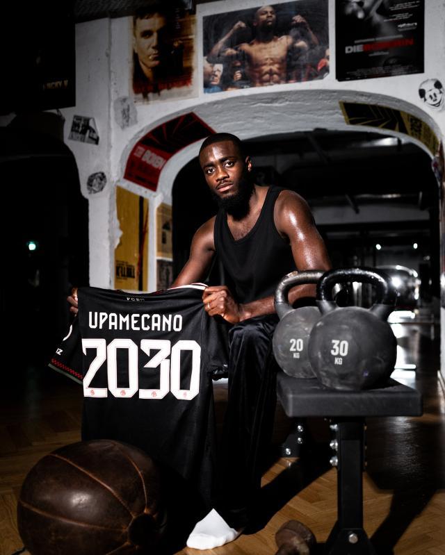 顶级薪资留住顶级中卫，于帕续约印证拜仁霸主地位