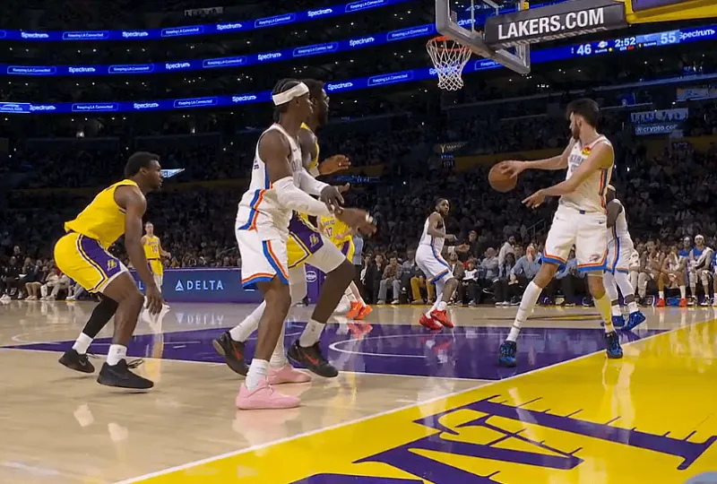 篮球比分-裁判也摸鱼？霍姆格伦踩到界外救球，裁判未吹罚雷霆出界球